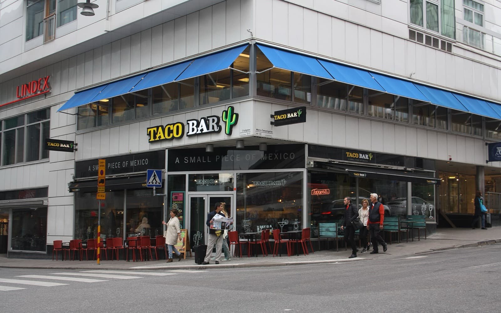 En restaurang med skylten Taco Bar på ett gathörn i Stockholm