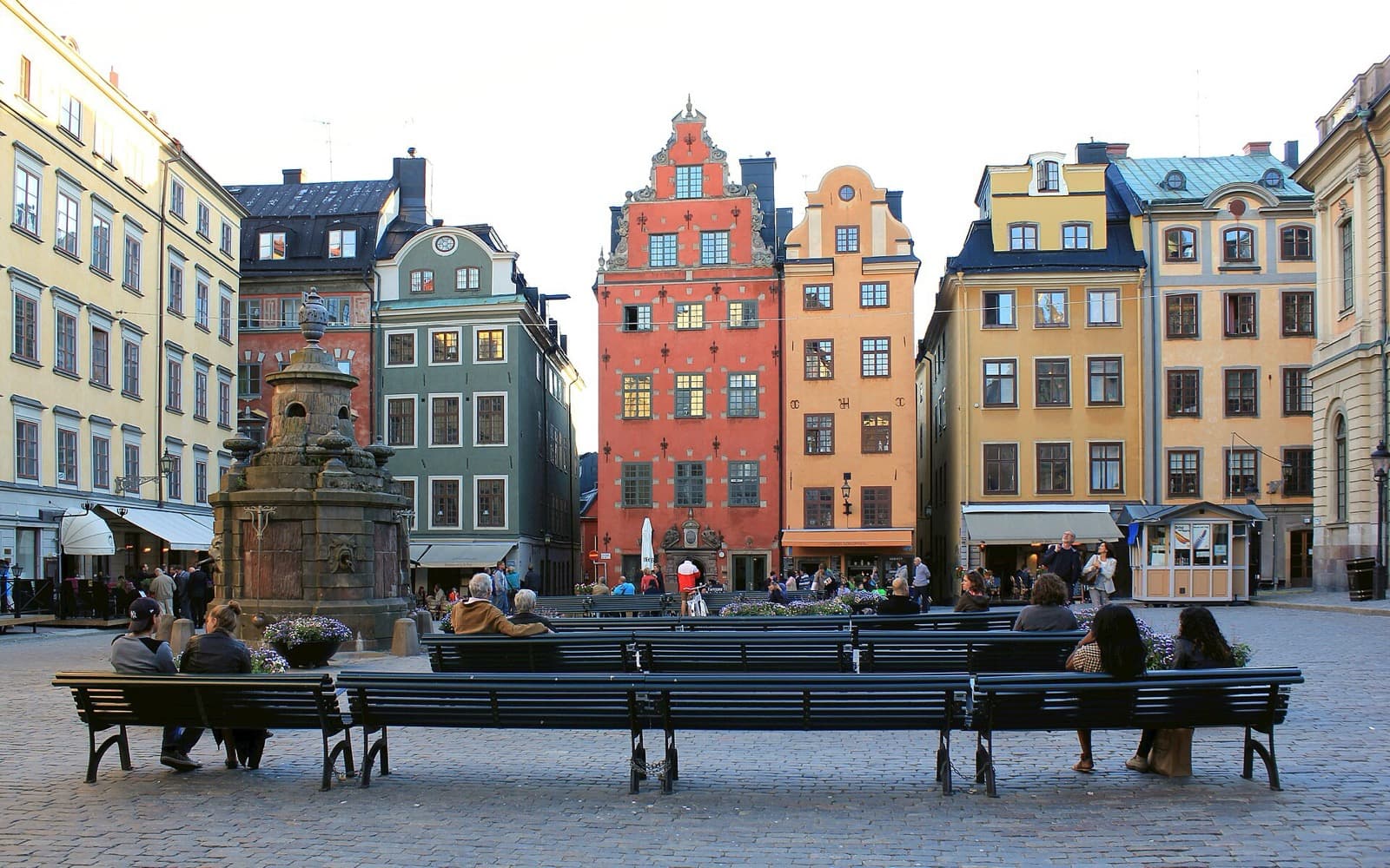 Stortorget i Gamla stan med färgglada gamla hus och människor på torget