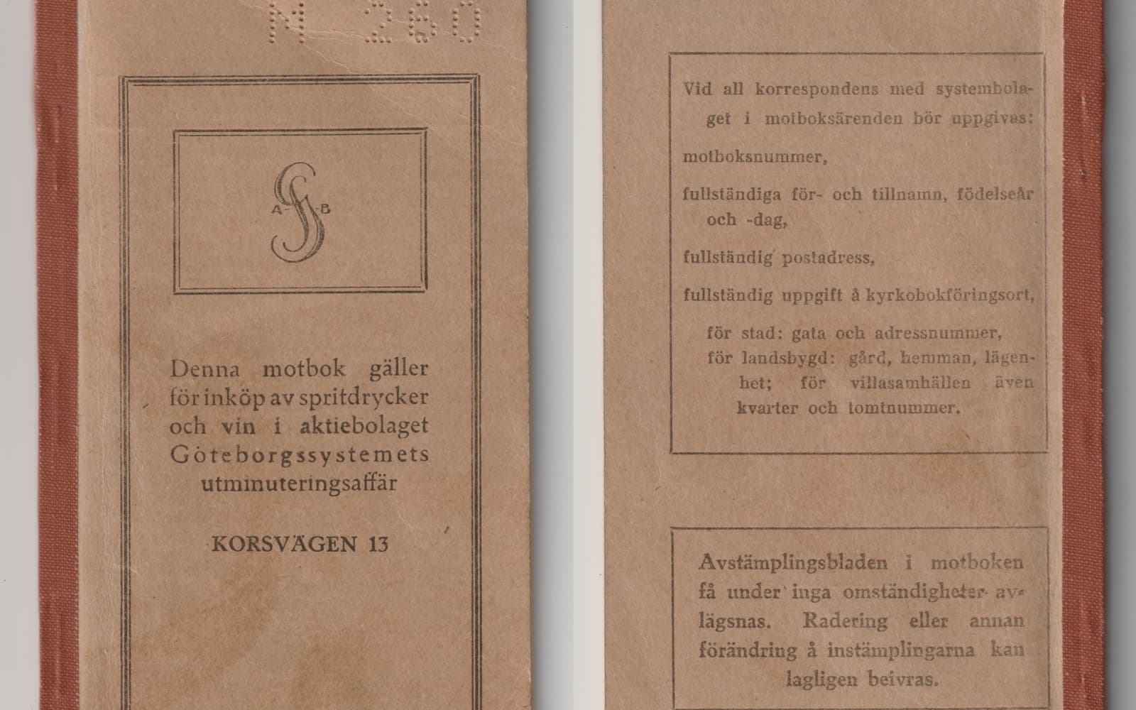En sliten brun motbok från Göteborgssystemet, fram- och baksida bredvid varandra