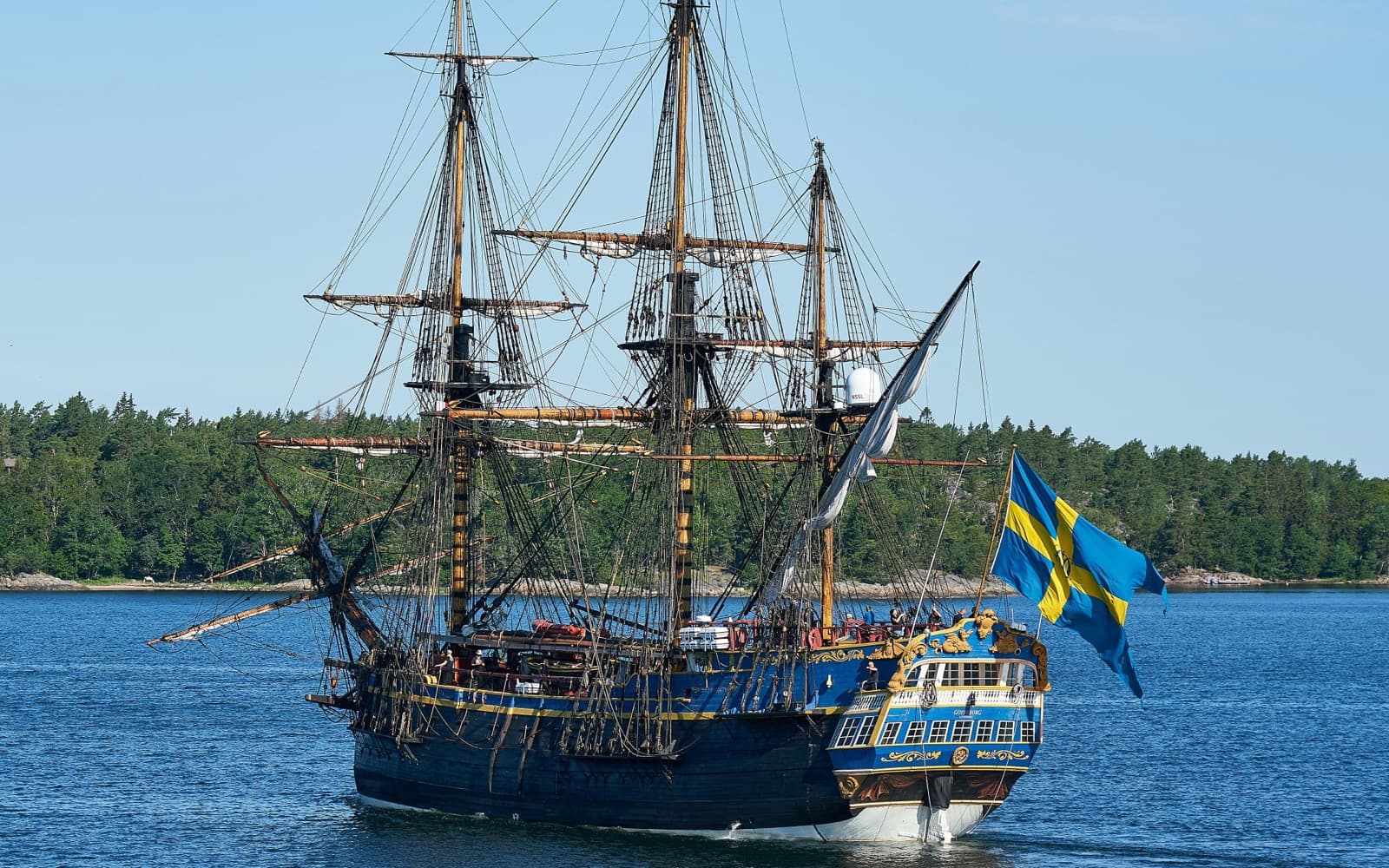 Ostindiefararen Götheborg med svensk flagga glider fram genom Stockholms skärgård.