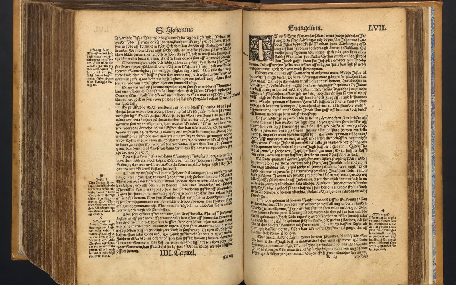 En uppslagen gammal bibel med tät svart text i gammaldags tysk stil