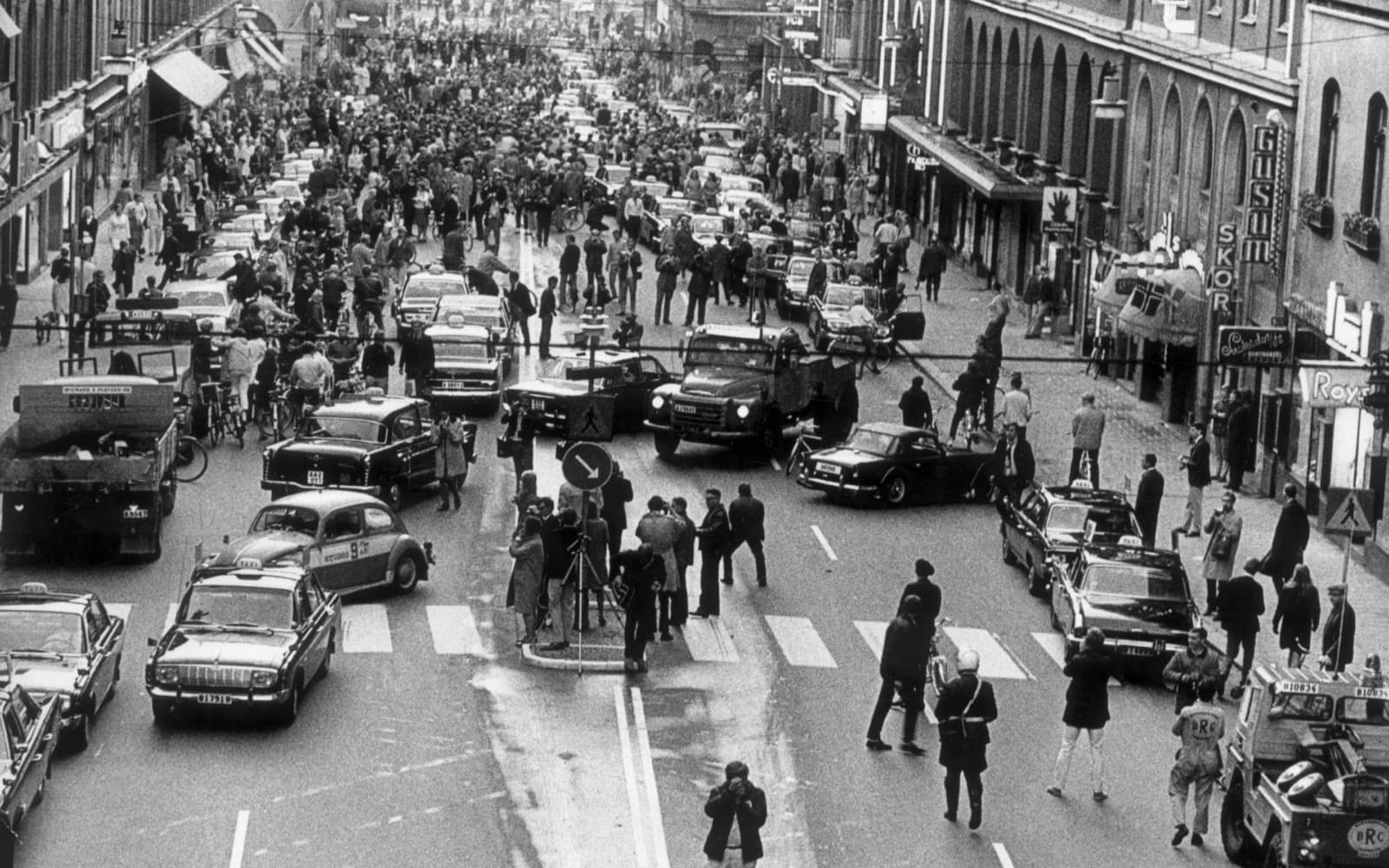 Svartvitt foto av Kungsgatan i Stockholm full av bilar och folk på morgonen när Sverige bytte till högertrafik i september 1967.