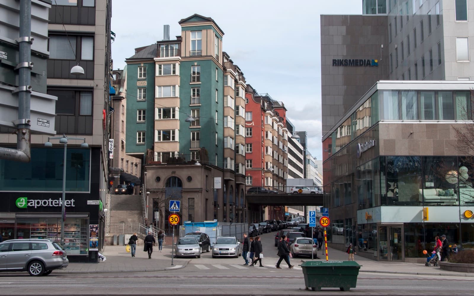 Oxtorgsgatan i Stockholm med höga hus, en viadukt och bilar på gatan