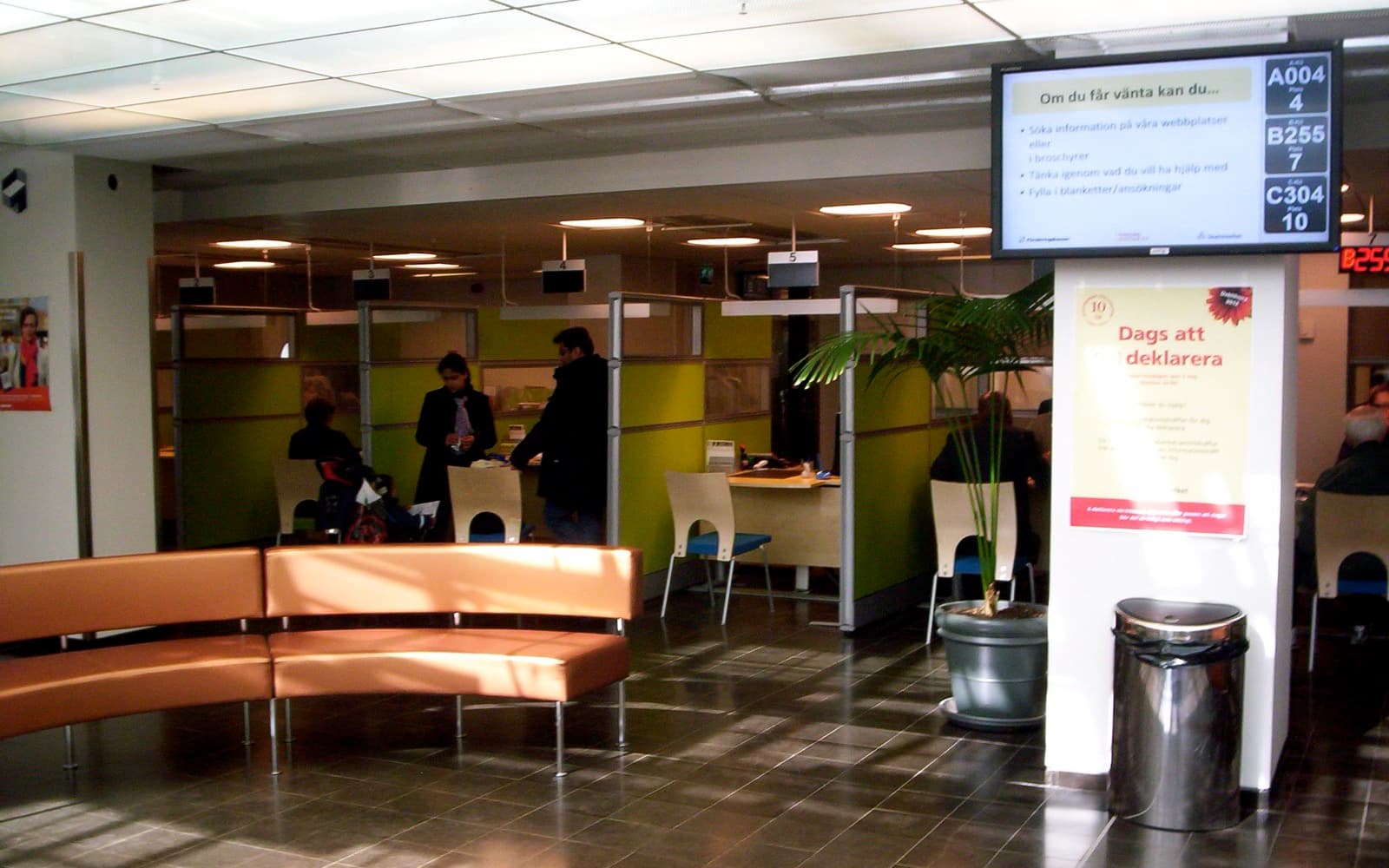 Väntrum på ett servicekontor hos Skatteverket i Stockholm, med kölappsskärm och disk.